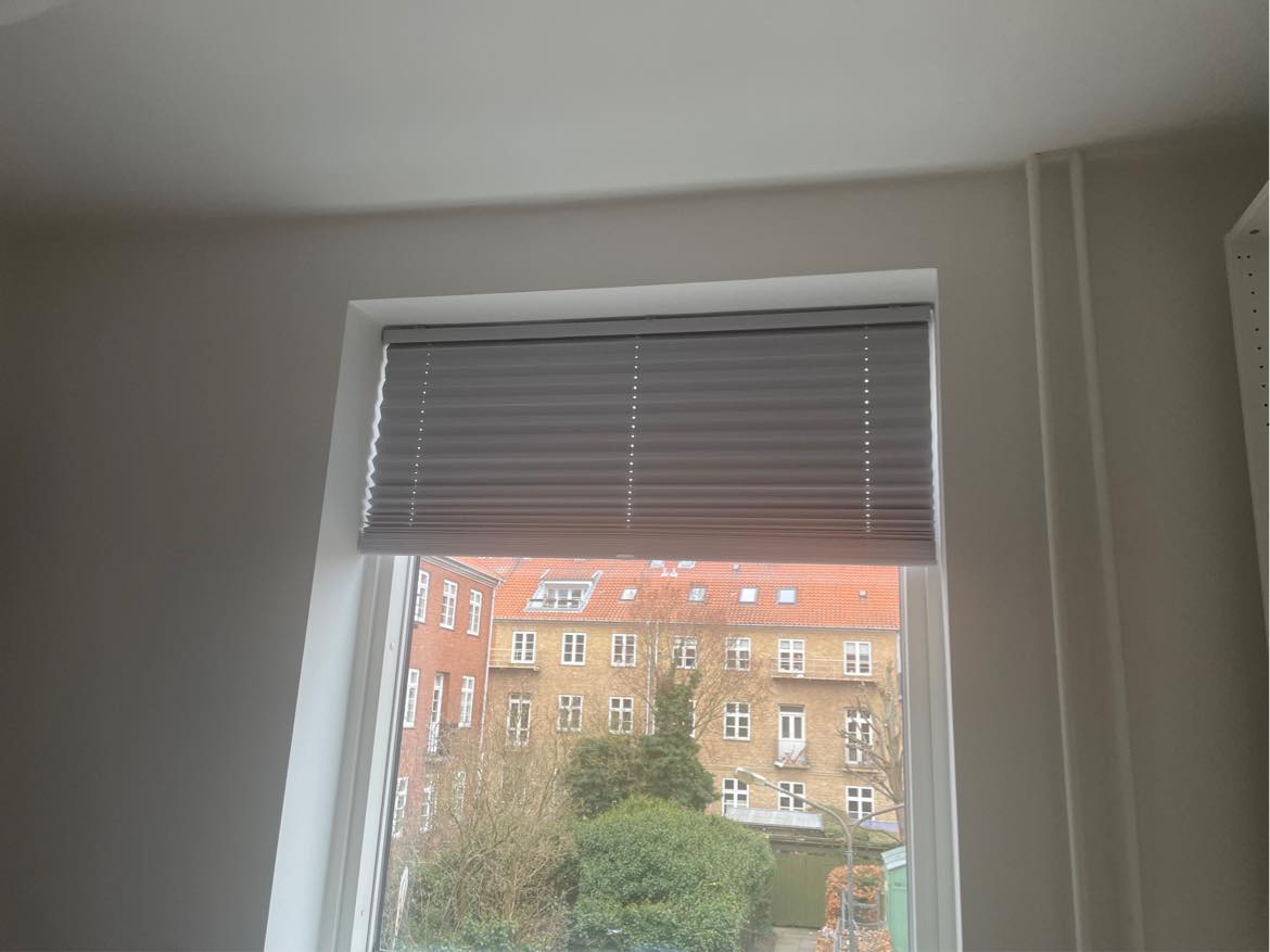 Ophængning af 2x gardinerstænger og 6 skruer til klædeskab