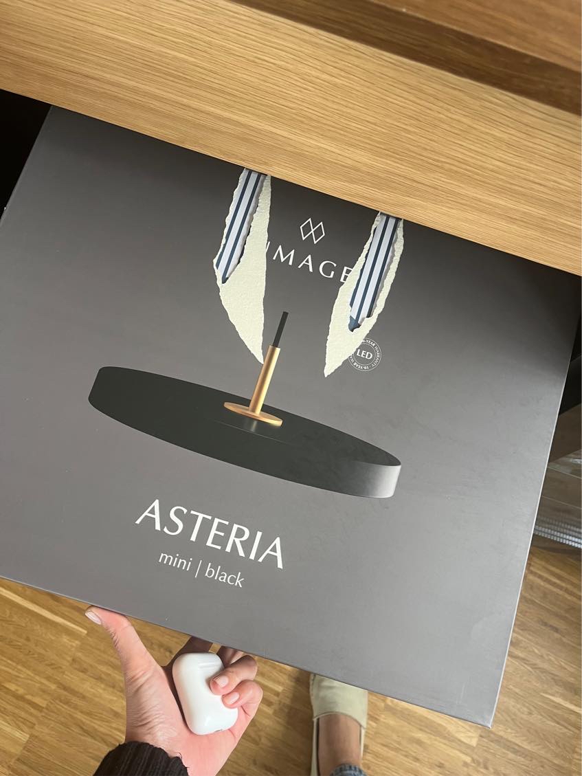 Ophæng af lamper og billeder