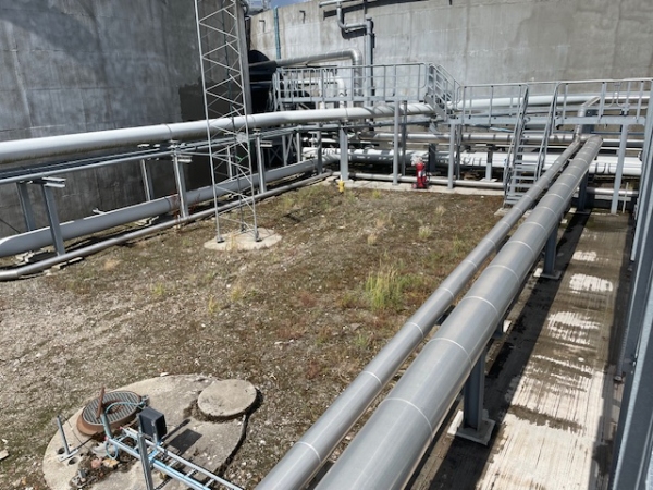 Fjerne ukrudt med buskrydder på en olieterminal