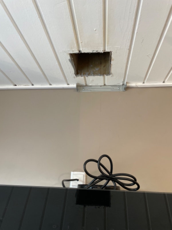 Aftræk til emhætte, selve emhætte er monteret, men suger ikke.