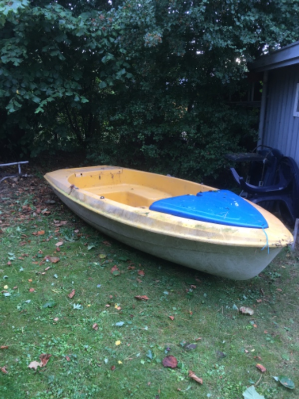 Bortskaffelse af jolle i glasfiber samt vogn i sommerhus i Kalundborg