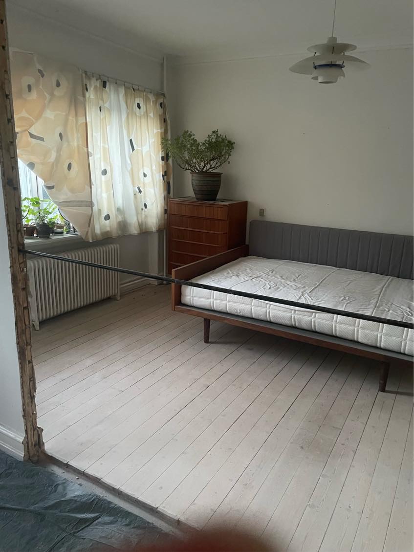 Forlænget et elkabel, så det kører op over en dør.  Det er en stofledning i et jernrør.  Se billedet.