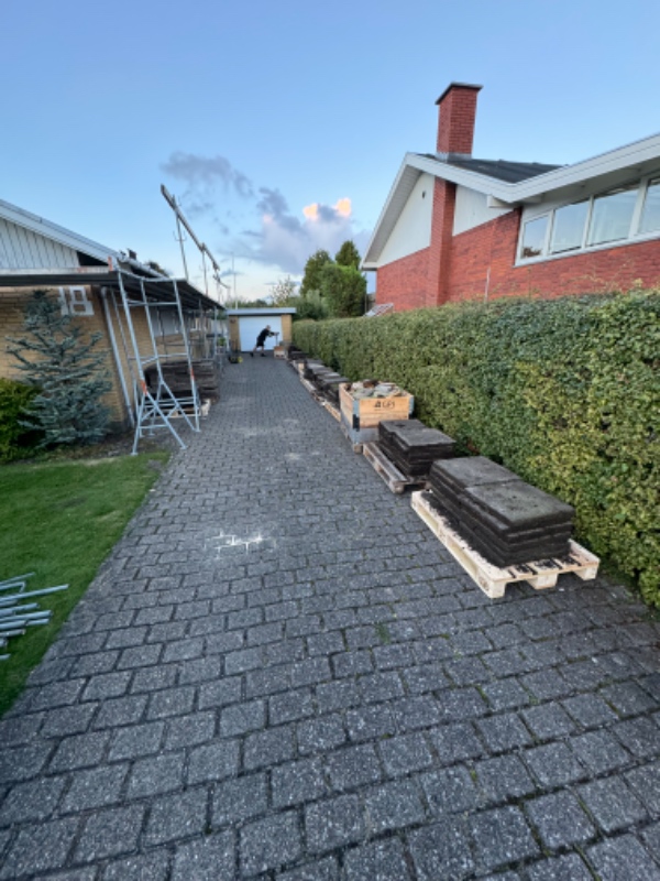 Bortskaffelse af 15 paller med fliser