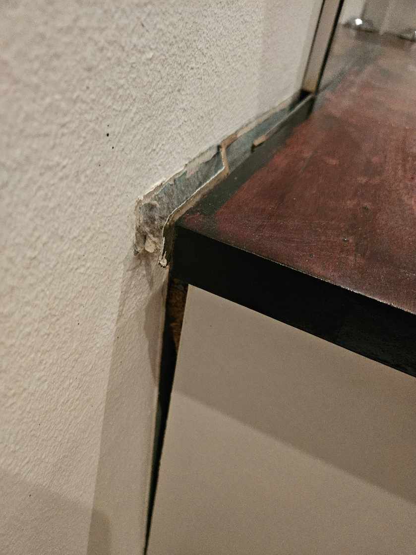 Fastgørelse af badeværelsesmøbel