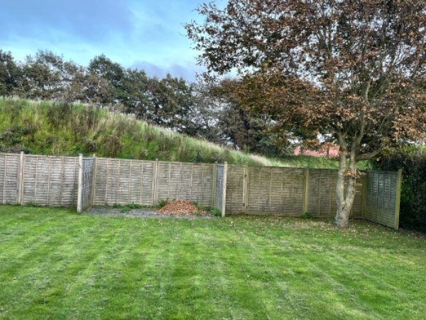 Opsætning af 13-14 meter raftehegn i baghave 