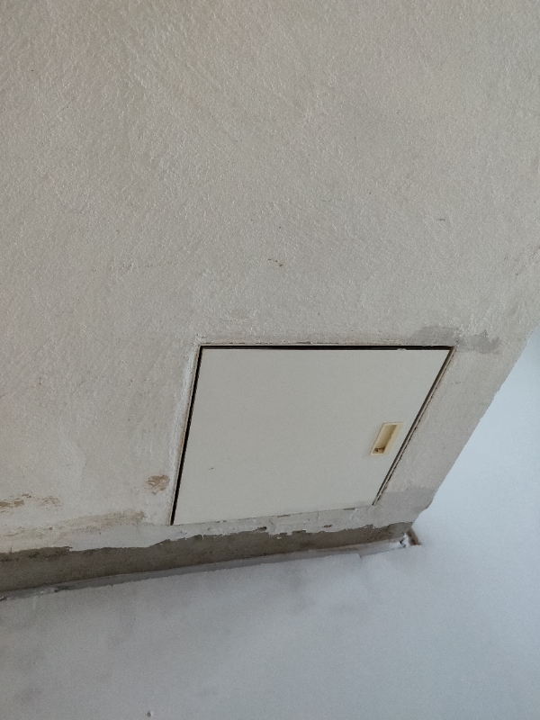 Jeg skal have monteret et lille vindue + nogle helt almindelige fodpaneler i køkken