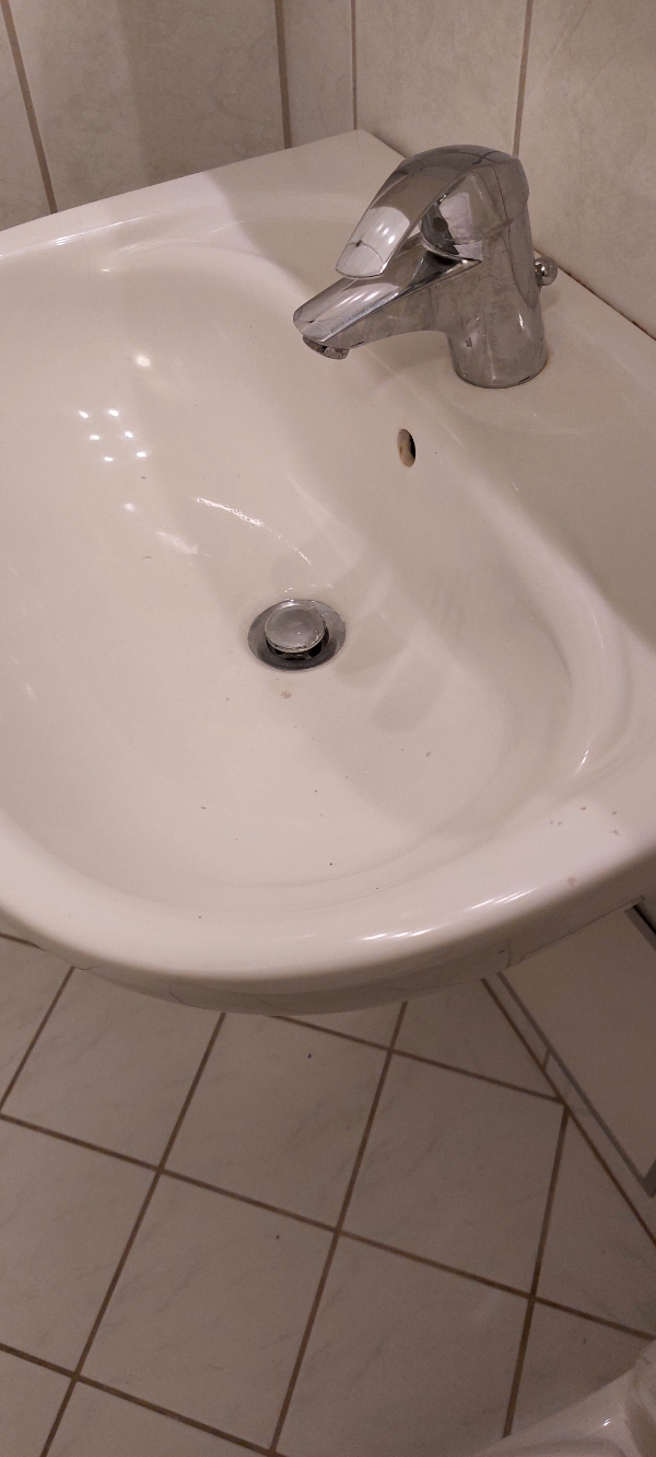 udskifte håndvask og vandhane på badeværelset.