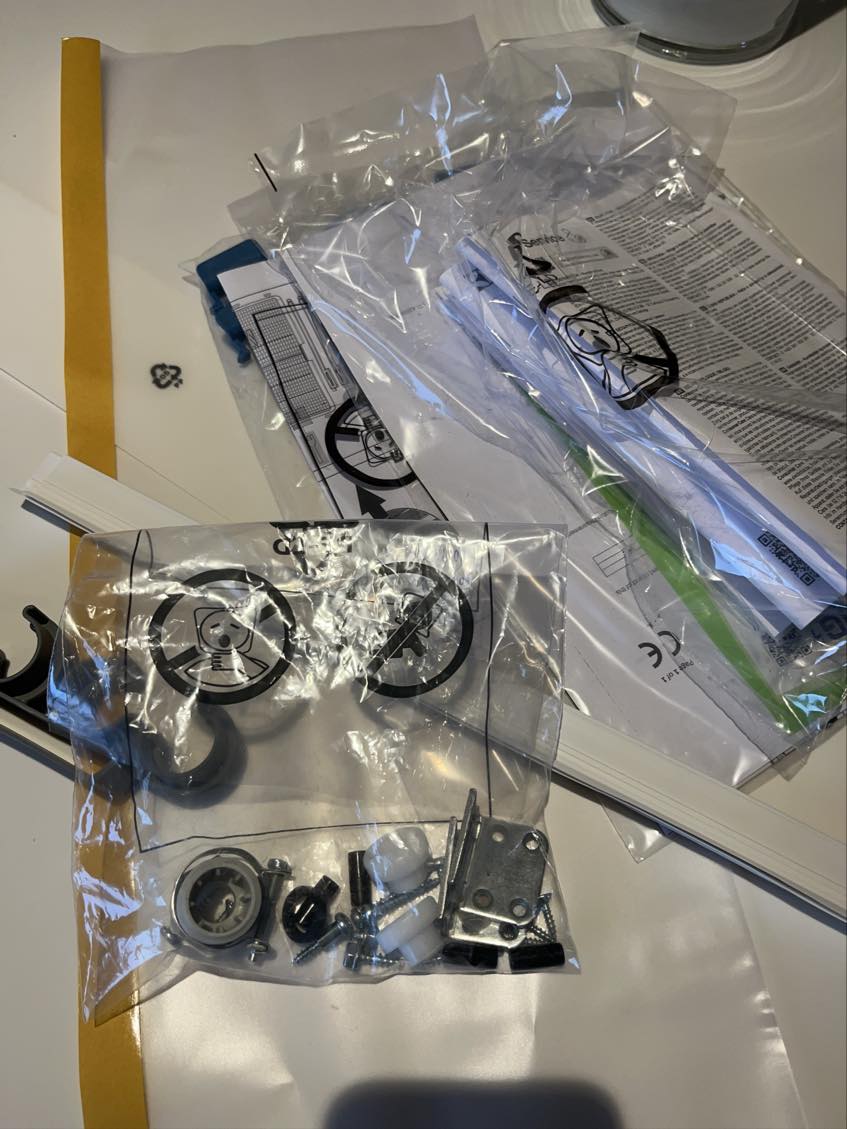 Montering af frontlåge på integreret opvaskemaskine