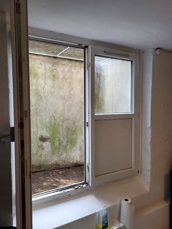 Rengøring af kældervinduer