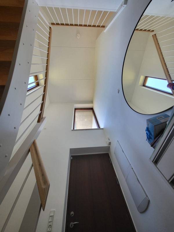 2 pendel lamper hænges lige ved siden af hinanden. De skal hænges fra en ca. 5 m høj loft i entreen.