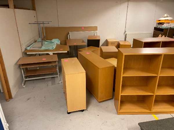 bortkørsel af ca. 50 skriveborde og reoler.