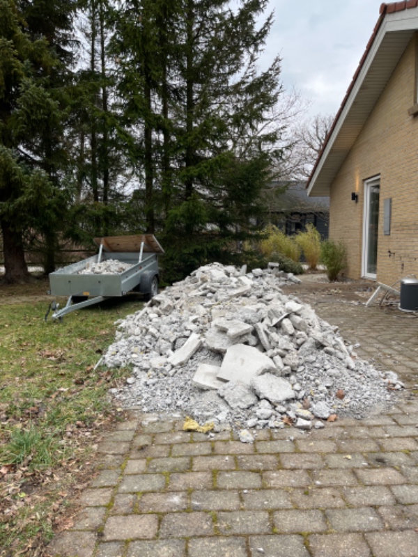 Vi har en bunke beton i haven fra et gulv vi har gravet ud. Det skal køres på genbrugspladsen.