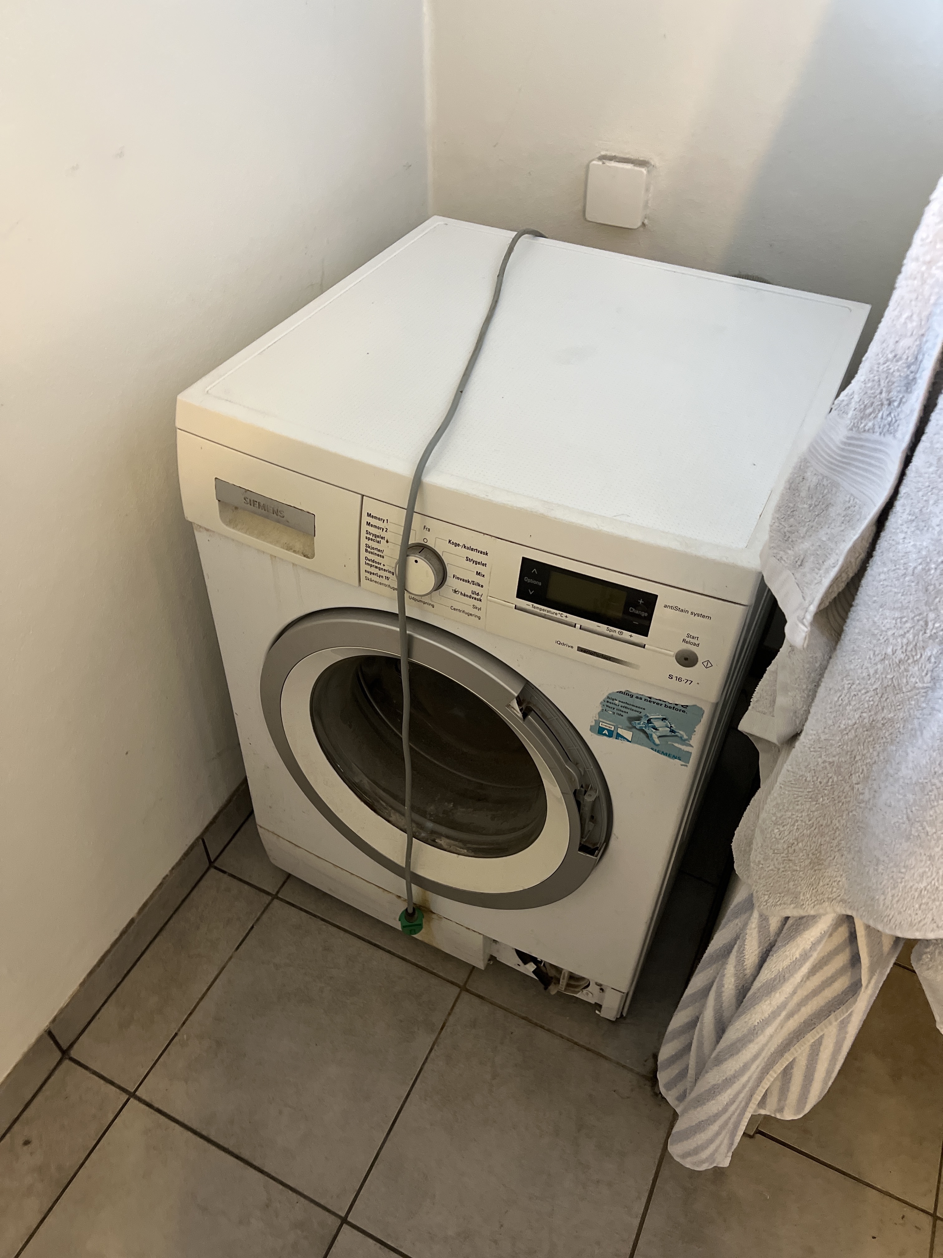 Afmontering gammel vaskemaskine og tilslutning af ny vaskemaskine