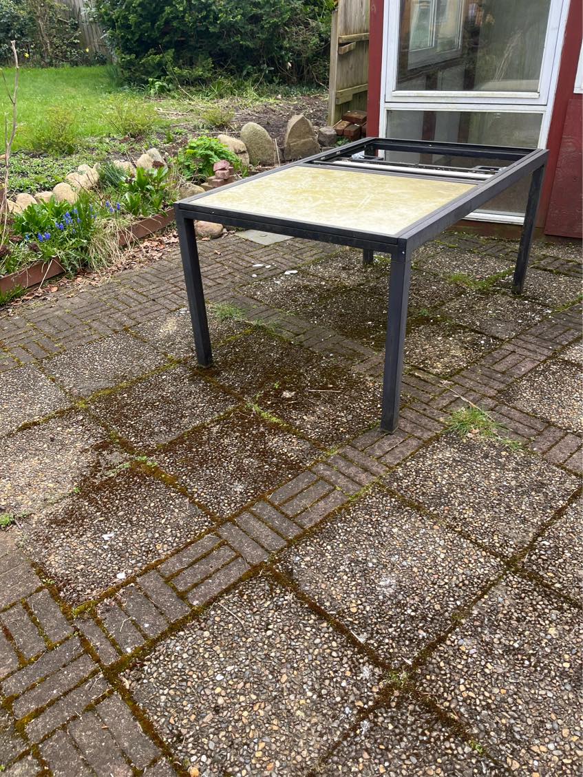 Bortskaffelse af tungt bord og fliserensning