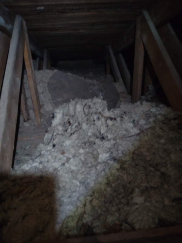 Fjernelse af gammel isolering fra loftrummet