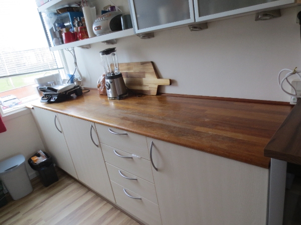 Fjernelse og opsætning af køkkenbordplade