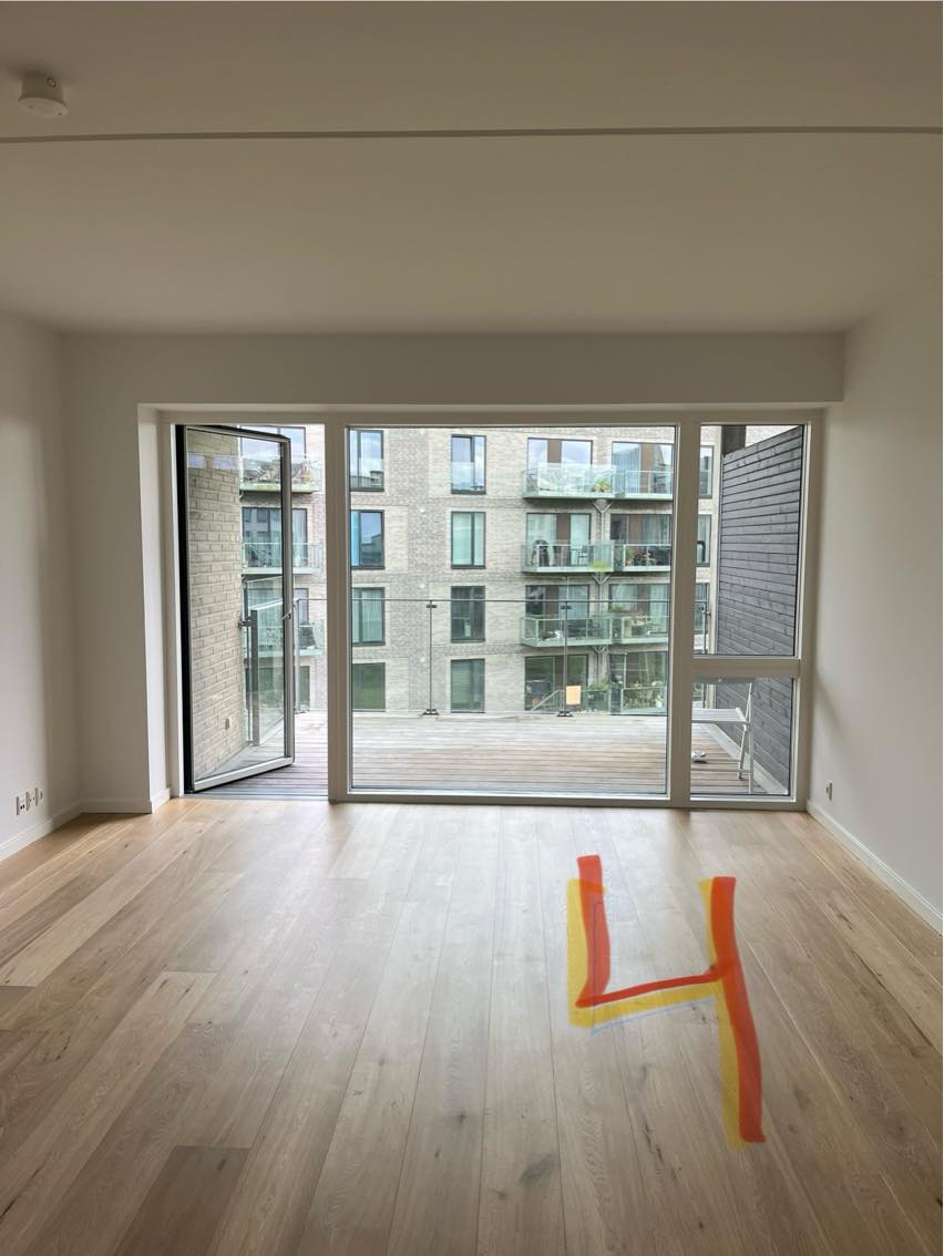 Ophængning af gardinstænger samt en gardinsskinne. Gardinskinne skal skæres til. Alt fra IKEA. Rawplugs og skruer mangler - kan selvfølgelig købes eller betales.