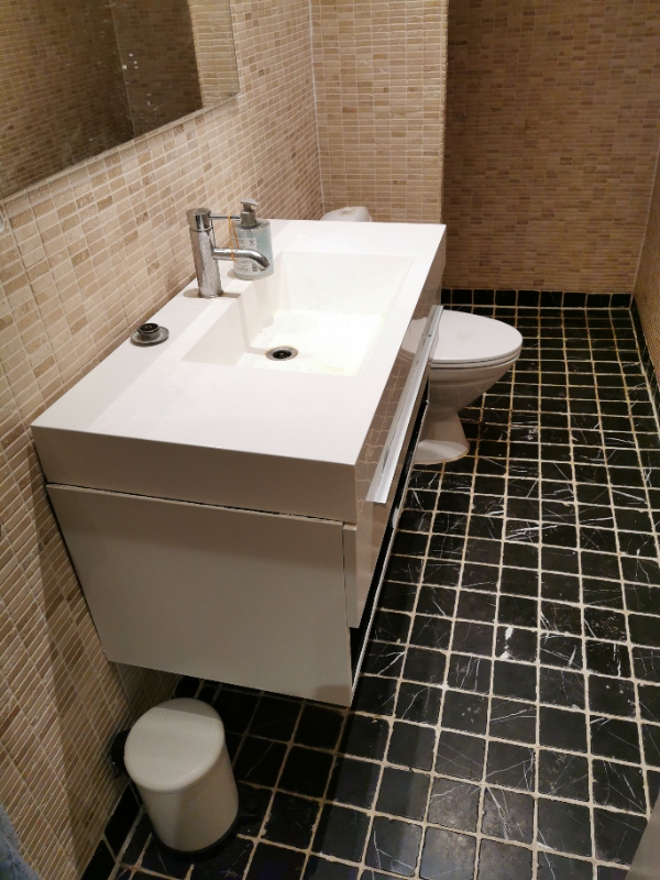 Nyt badeværelse møbel samlet, monteret og installeret. Samt nedtagning af det gamle.