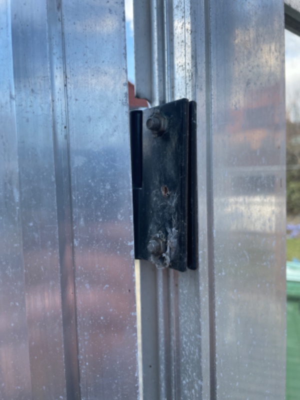 Jeg har et drivhus hvor et af beslagene der holder døren, er knækket af rammen.