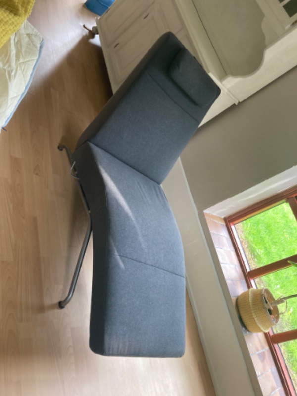 Hjælp til at flytte møbler på Genbrugsplads