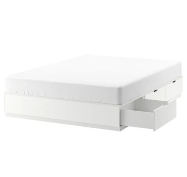 Montering af garderobeskab og seng