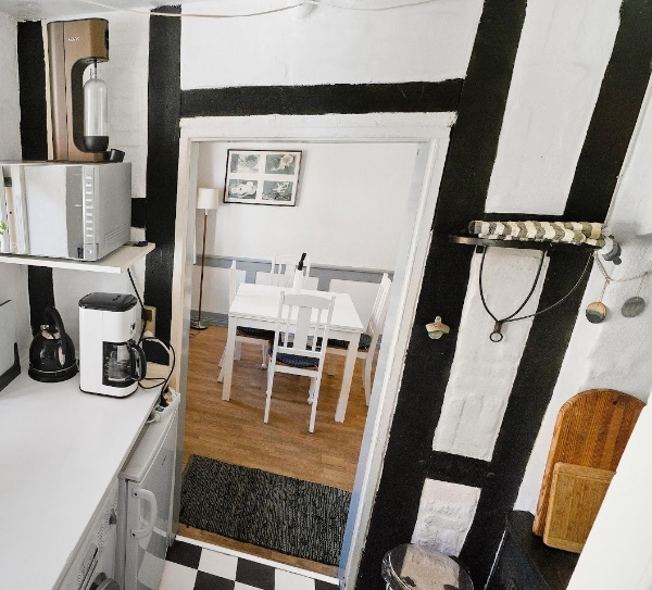 Spartling og slibning af 6m2 fritlagt bindingsværk indvendigt, så det er klar til grunder og maling