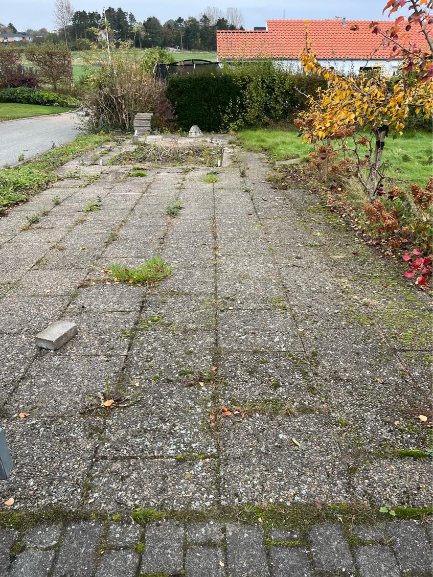 Tage fliser op af indkørsel og på lossepladsen