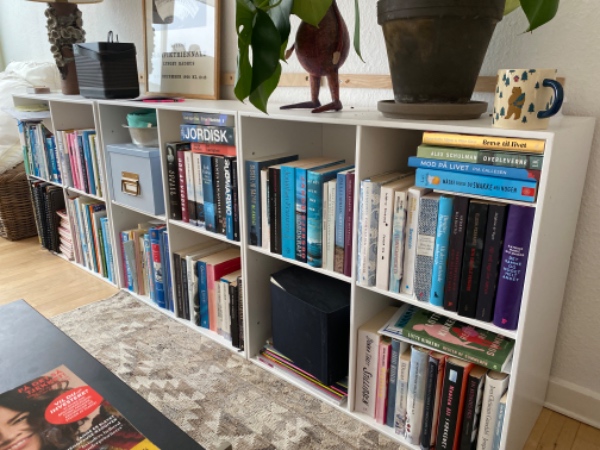 Jeg har 3 bogkasser der skal op og hænge på væggen. Listen bag på reolen er faldet af, hvilket kræver nytænkning.