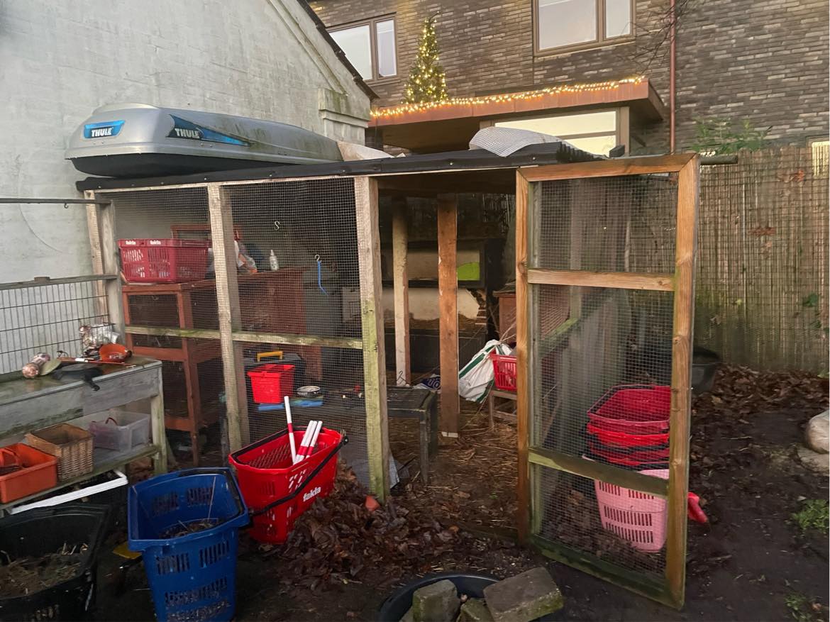 Hjælp til at flytte pallemøbler, 2 frysere, 1 lille shelter, nogle mindre og et stort kaninbur + diverse