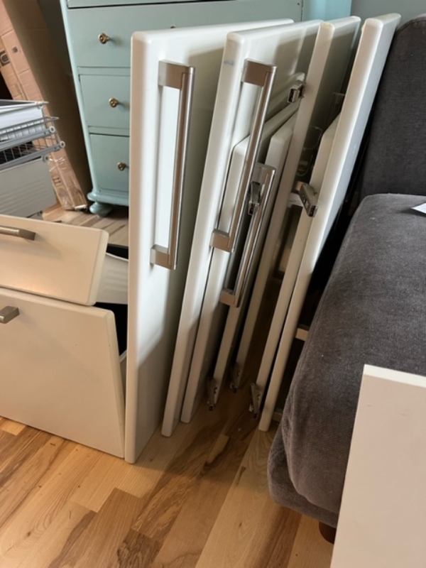 der skal smides pap fra nyt køkken ud og 3 bordplader, samt byggeaffald