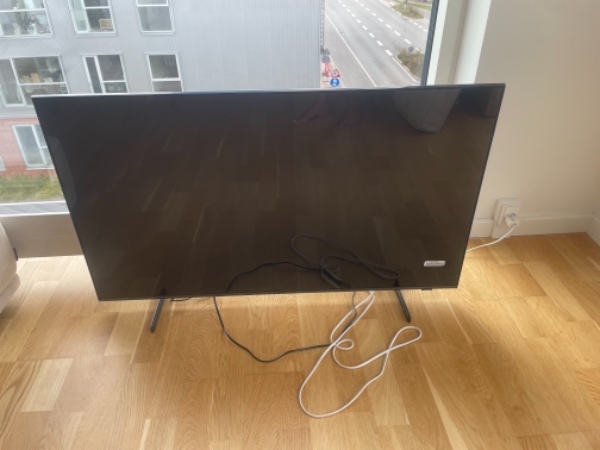 Ophæng af tv med beslag på beton væg, ophæng af lampe overspisebord og ophæng af rullegardiner i køkkenet . Opsætning af greb på tøjskab