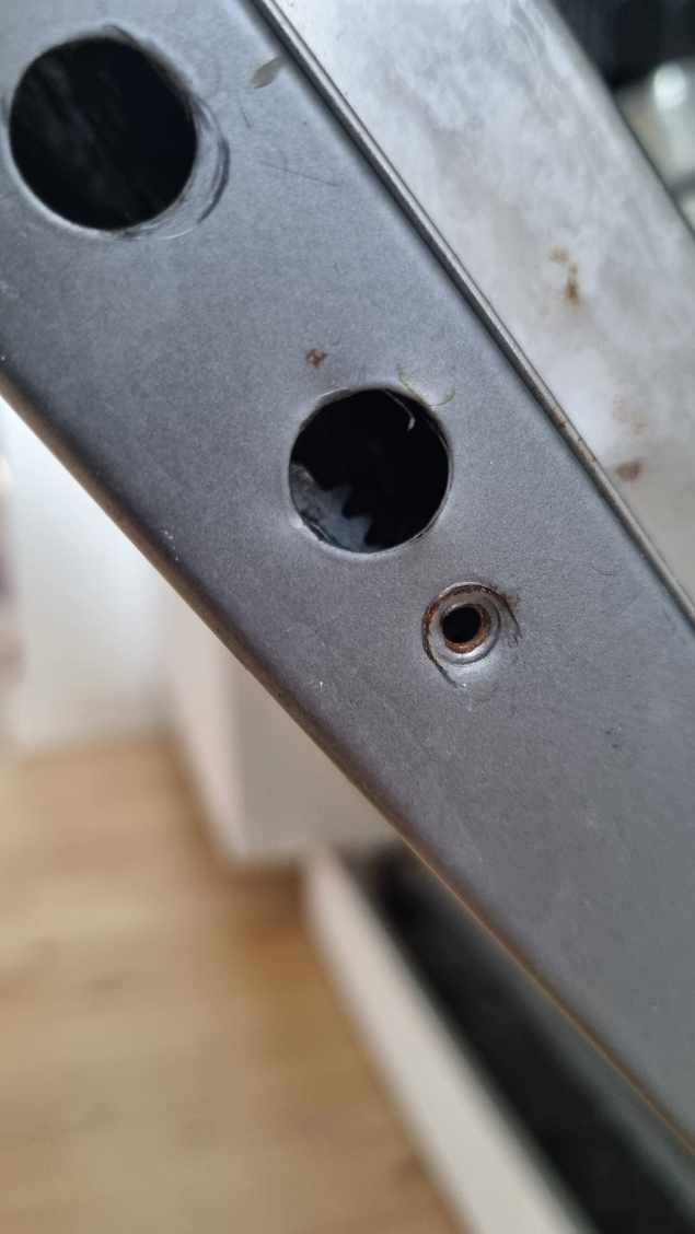 Fastmontering af låge på opvaskemaskine. Lågen / opvaskemaskinen  mangler en skrue
