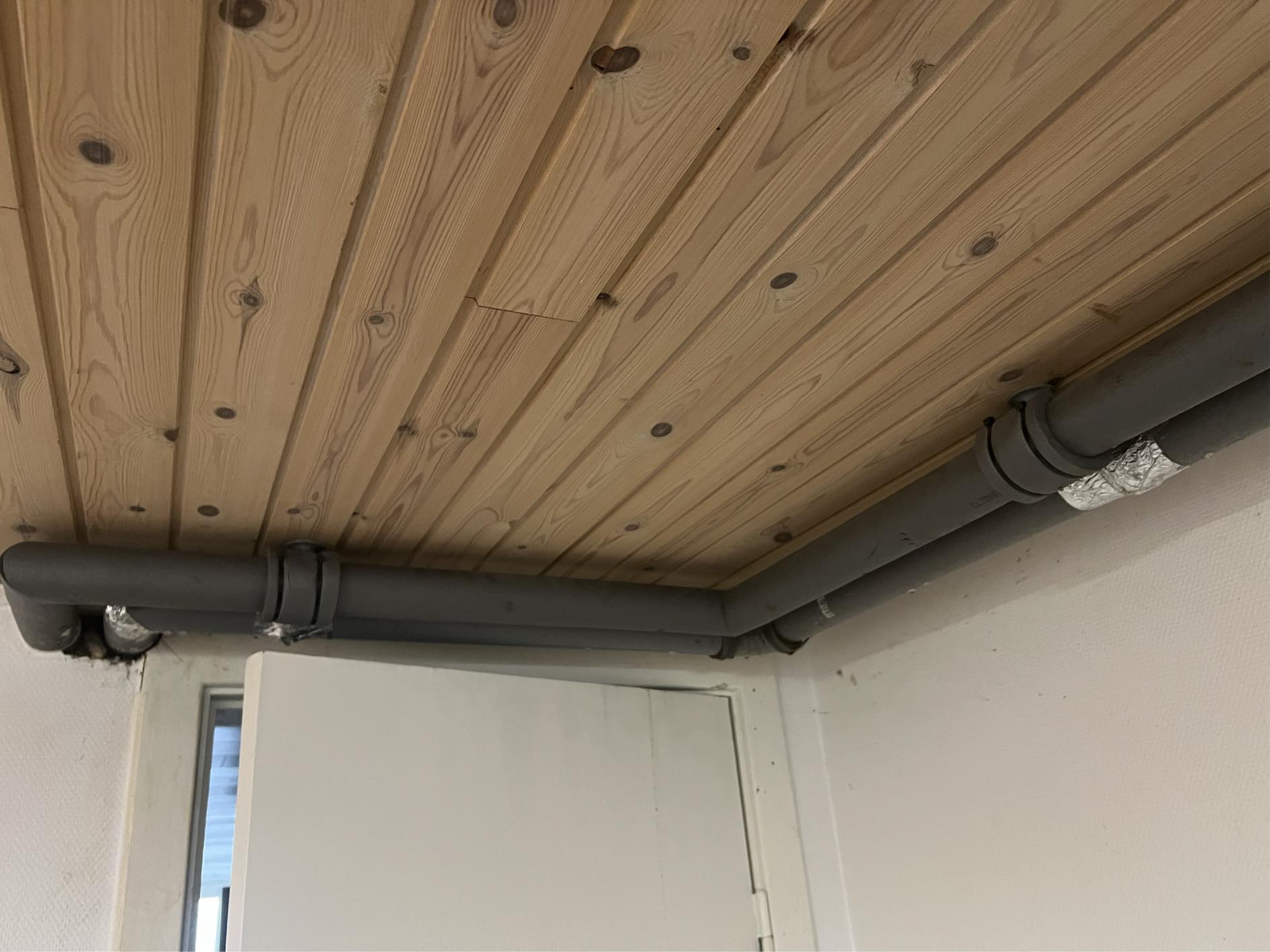 Vvs skal have skiftet 2 langt  føren rør til rustfri rør på en jordvameanlæge.