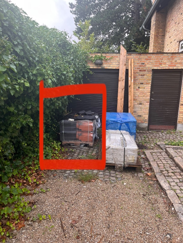 Kørt 1/2 palle tagsten på genbrugspladsen