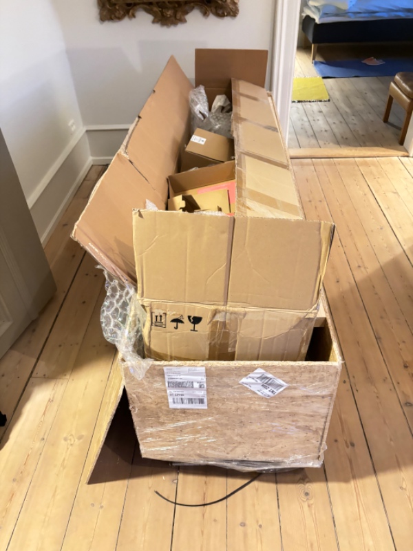 Afhentning af papkasser, plastik og stor træ Palle af spånplader