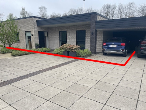 Have gravet et kabel ned under fliser