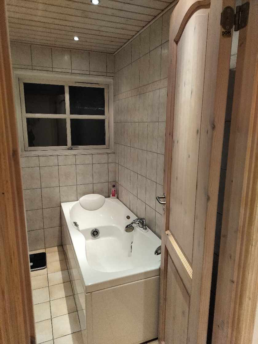 Rensning af klinker på 2 stk. badeværelser samt bryggers