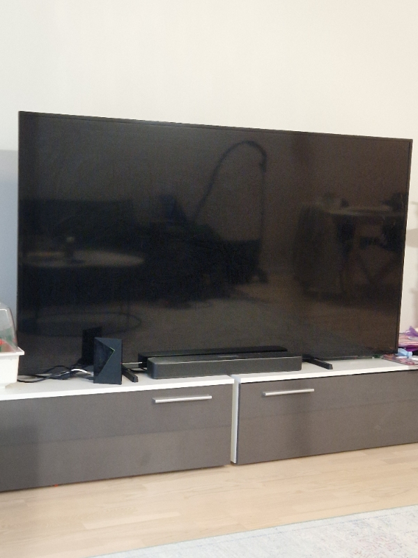 Ophæng af akustisk plader 180 m, tv 30 kg, og tv bord 10 kg.