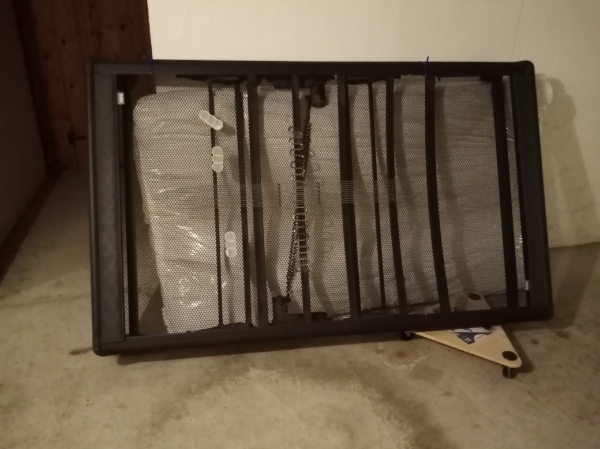 Hjælp til at flytte en el-seng og el-skrivebord fra kælder til 1. sal.