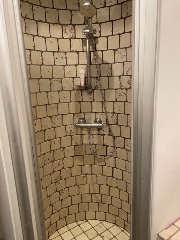 Montering af ny bruser og blandingsbatteri