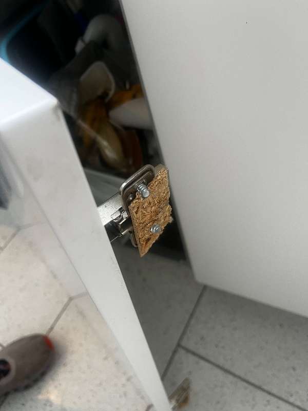 Reparation og ophængning af køkkenlåge efter den er knækket af.