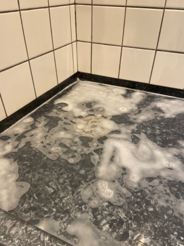 Rens af badeværelse afløb