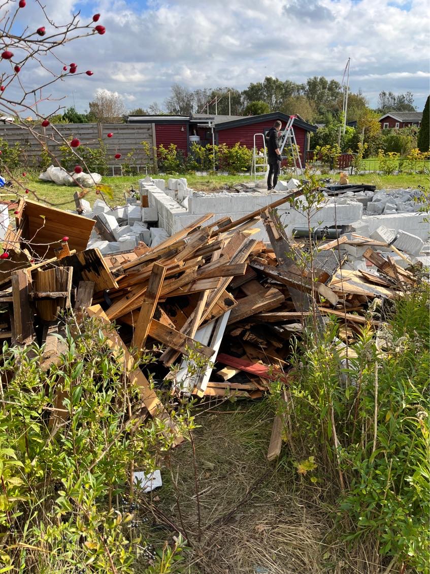 Have fjernet træ affald. Vi fylder på bilen/traileren.