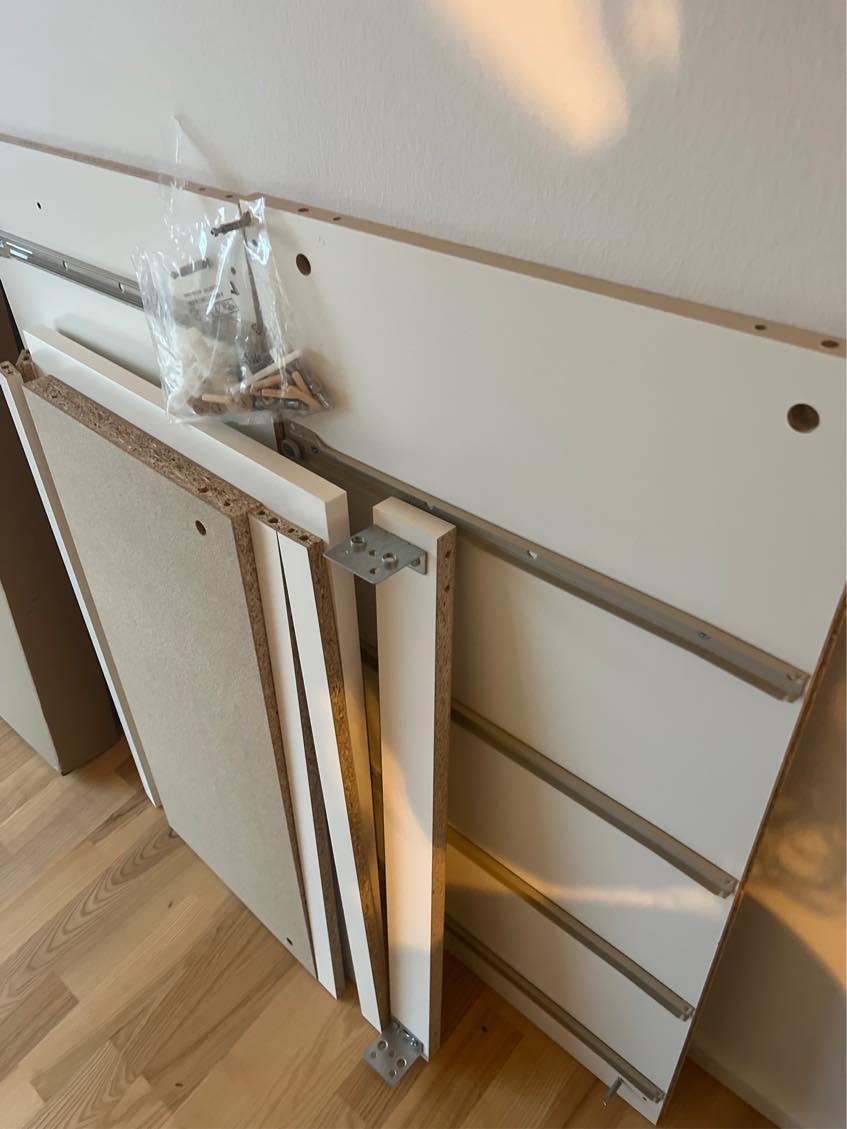 Montering af malm kommode som er delvist samlet