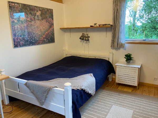 Grundig rengøring af sommerhus samt anneks. Det samlede areal udgør i alt 92 m2.