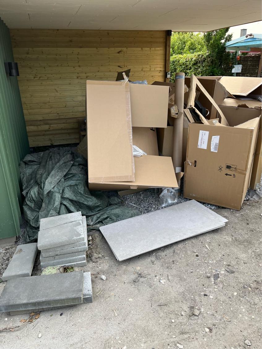 Køre pap-affald på genbrugsplads