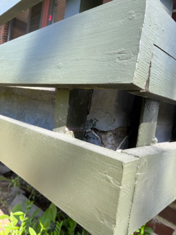 Vi skal have pudset soklen på huset