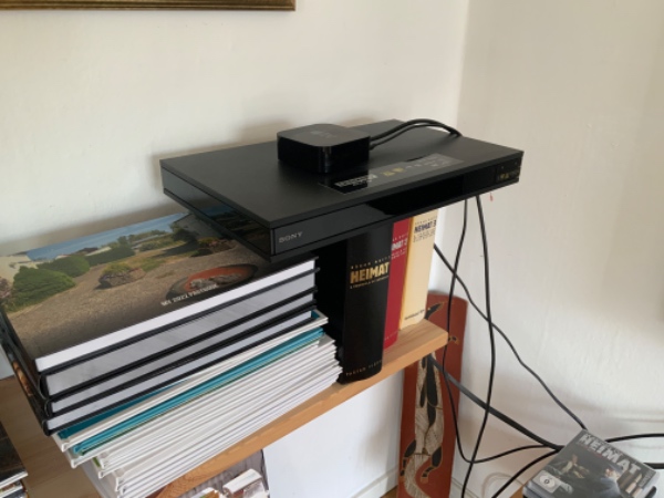 Vi skal have koblet vores dvd til vores smart-TV, og så skal vi have vores musikby-kke koblet til sm