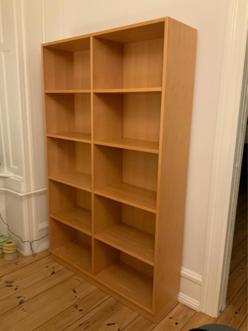 Fjerne bagbeklædning på reol og sætte loftslampe op