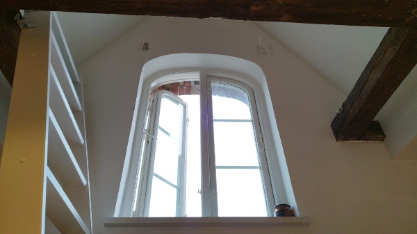 Væg reparation og gardinopsætning